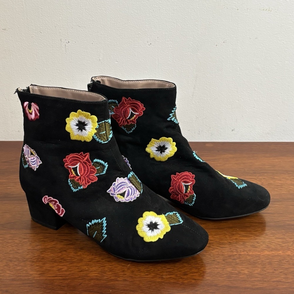 BETSEY JOHNSON Women's Black Floral Embroidered Heeled Ankle Boots Size 7.5M
